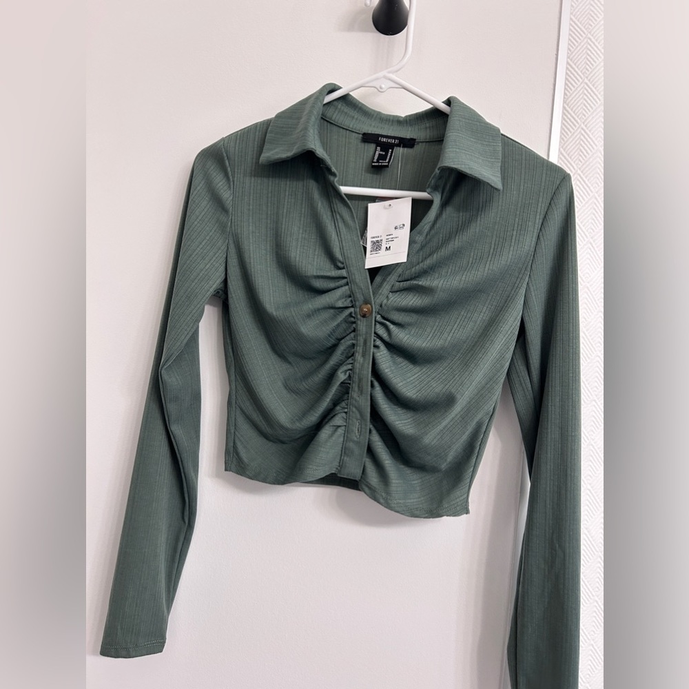 FOREVER 21. Short green blouse with long sleeves.  new buttons. Size  M